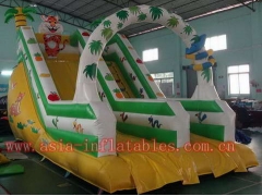 Slide inflável da selva