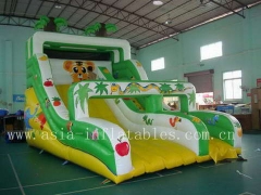 Slide inflável da selva