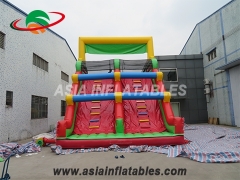 curso de obstáculo inflável com slides