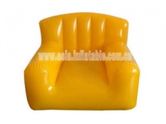 Sofá inflável amarelo
