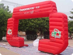 Arco inflável publicitário da marca vermelha