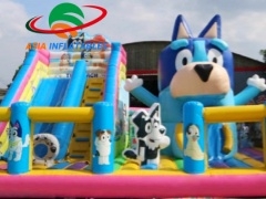 Castelo inflável Bluey para diversão em família fabricantes