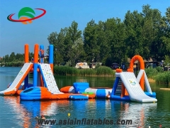 Parque aquático inflável flutuante, combinação de jogos aquáticos infláveis