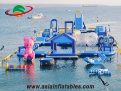 Parque aquático inflável flutuante com pista de obstáculos